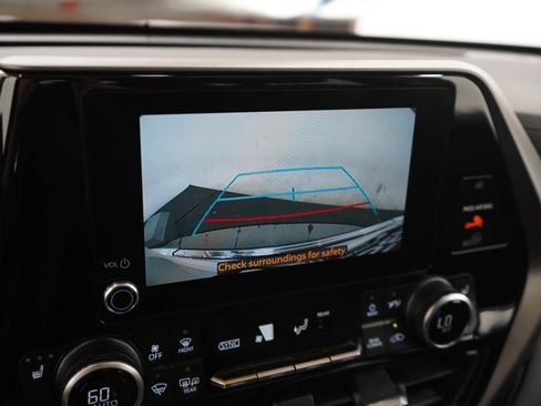 Used 2025 Toyota Highlander XLE AWD/4WD image 23