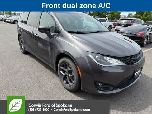 Used 2018 Chrysler Pacifica Touring-L w/ S Appearance Package FWD image 3
