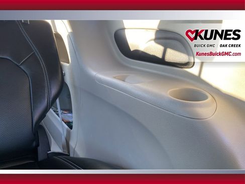 Used 2024 Chrysler Pacifica Touring-L image 33