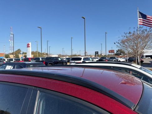 Used 2025 Toyota Corolla Cross LE image 5