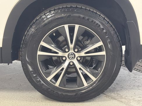 Used 2019 Toyota Highlander LE AWD/4WD image 43