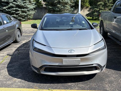 Used 2024 Toyota Prius XLE AWD/4WD image 2