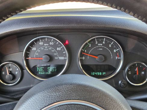 Used 2015 Jeep Wrangler Unlimited Rubicon w/ Connectivity Group AWD/4WD image 23