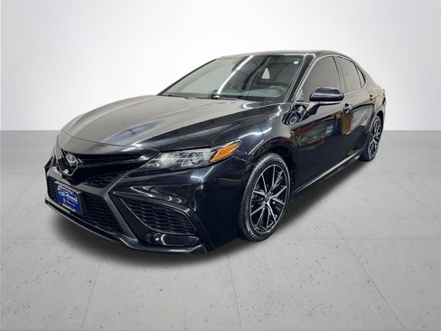 Used 2022 Toyota Camry SE image 2
