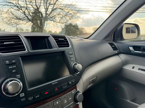 Used 2011 Toyota Highlander Limited w/ Tow Pkg image 22