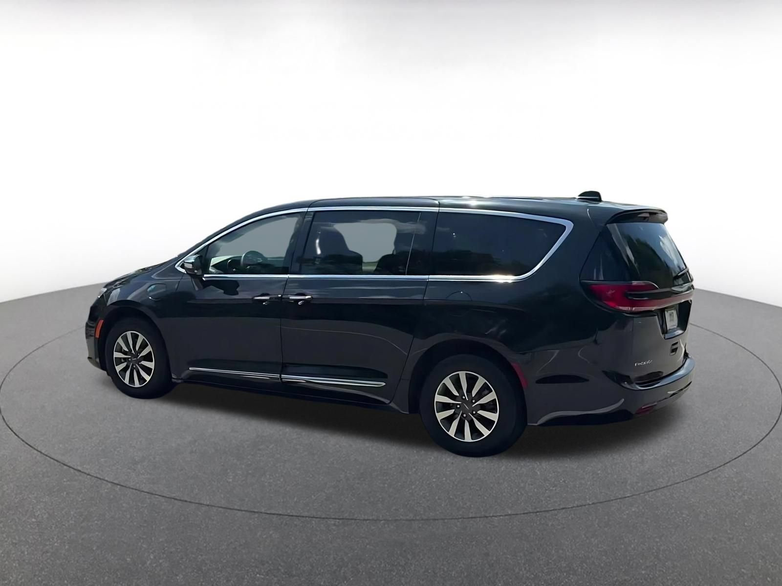 Used 2023 Chrysler Pacifica Limited FWD image 9