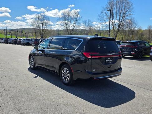 Used 2023 Chrysler Pacifica Touring-L FWD image 6