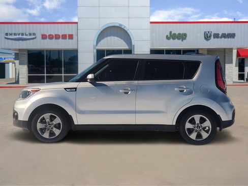 Used 2017 Kia Soul Base image 3