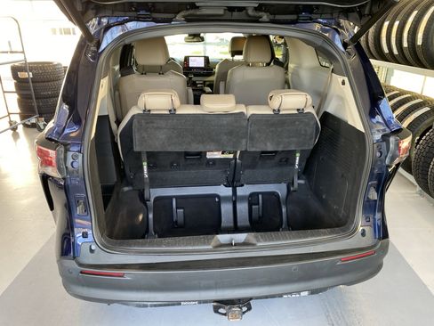 Used 2021 Toyota Sienna XLE image 7