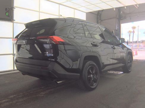 Used 2021 Toyota RAV4 XLE AWD/4WD image 2