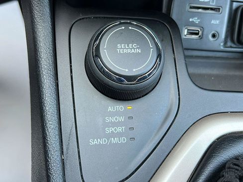 Used 2017 Jeep Cherokee 75th Anniversary AWD/4WD image 27