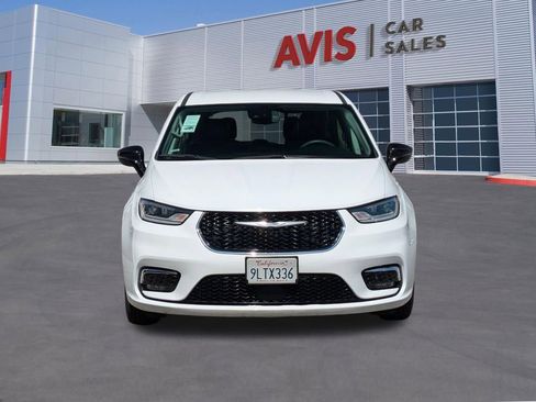 Used 2024 Chrysler Pacifica Touring-L image 2