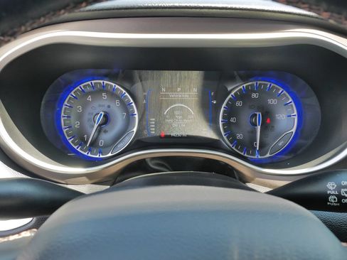 Used 2019 Chrysler Pacifica Touring-L FWD image 23