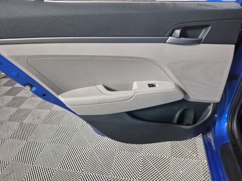 Used 2018 Hyundai Elantra SE w/ Winter Weather Package FWD image 17