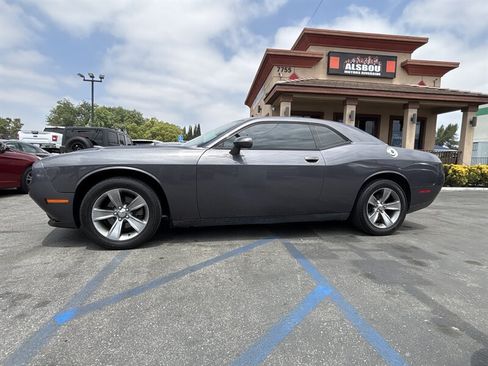 Used 2015 Dodge Challenger SXT RWD image 3