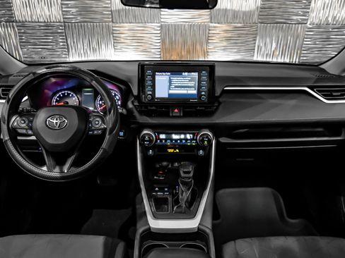 Used 2020 Toyota RAV4 XLE w/ Convenience Package FWD image 16