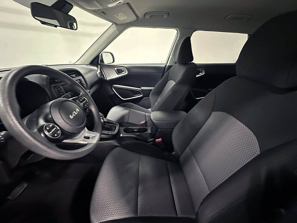 Used 2023 Kia Soul LX FWD image 3