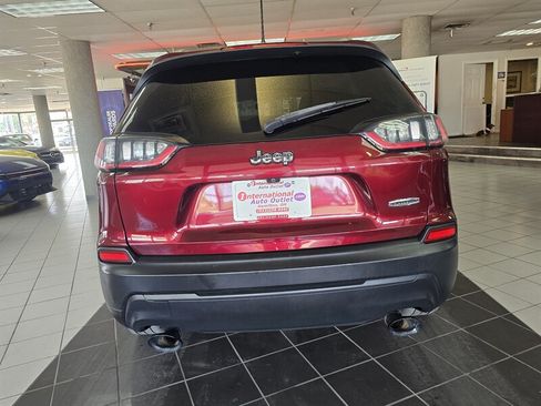 Used 2019 Jeep Cherokee Latitude w/ Cold Weather Group FWD image 5