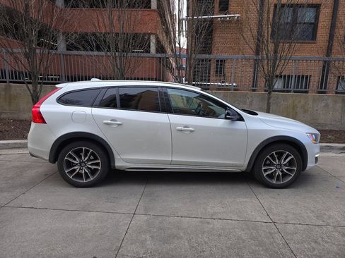 Used 2016 Volvo V60 T5 Cross Country w/ Convenience Package image 7