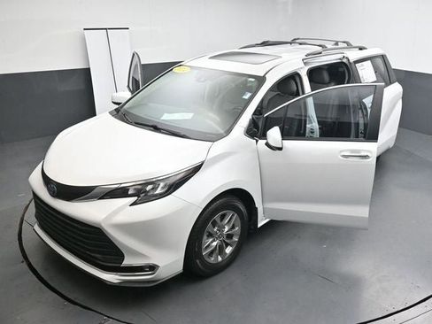 Used 2024 Toyota Sienna XLE FWD image 36