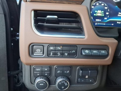 Used 2022 Chevrolet Suburban High Country w/ Premium Package AWD/4WD image 29