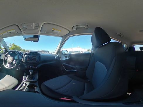 Used 2025 Kia Soul LX w/ LX Technology Package FWD image 37