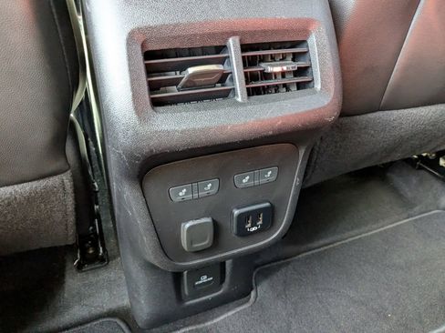 Used 2018 Chevrolet Equinox Premier image 16