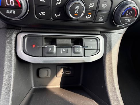 Used 2023 GMC Acadia SLT image 27