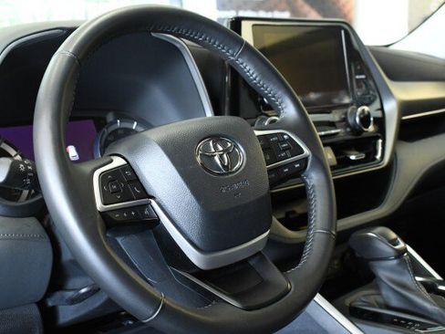 Used 2023 Toyota Highlander XLE AWD/4WD image 28