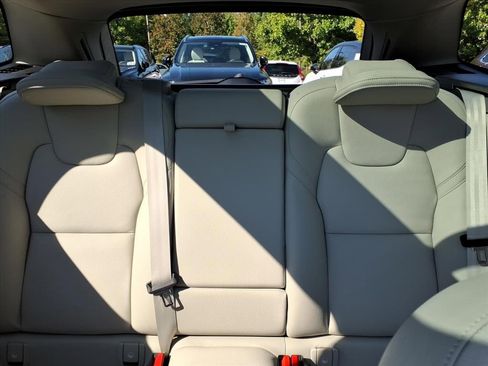 Certified 2023 Volvo XC60 B5 Plus image 19