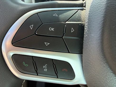 Used 2023 Chrysler Pacifica Touring-L FWD image 18