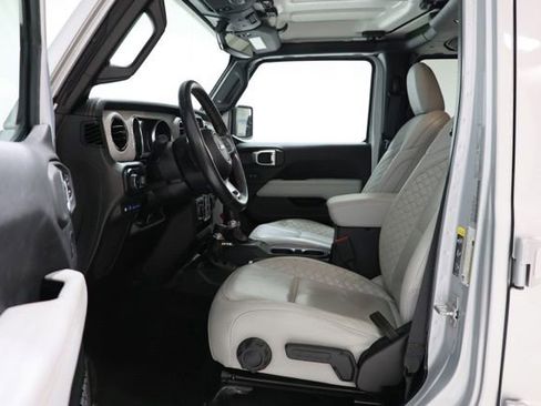 Used 2023 Jeep Wrangler Unlimited Sahara AWD/4WD image 17