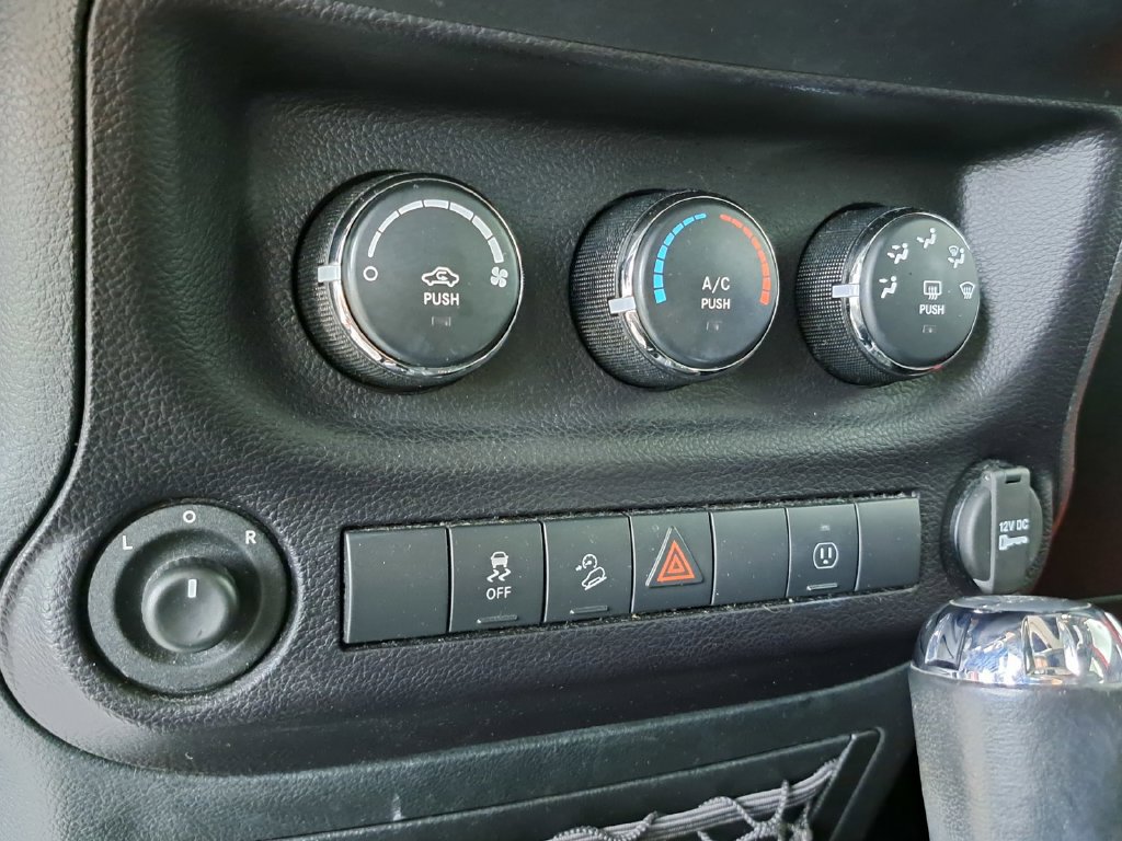 Used 2016 Jeep Wrangler Sahara w/ Connectivity Group AWD/4WD image 14