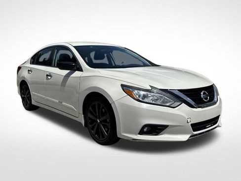 Used 2017 Nissan Altima 2.5 SR w/ Midnight Edition Package FWD image 2