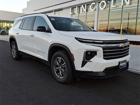 Used 2024 Chevrolet Traverse LT image 2