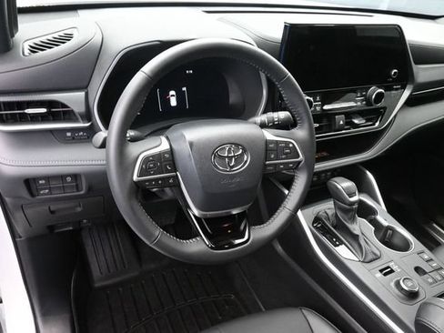 Used 2025 Toyota Highlander XSE AWD/4WD image 24
