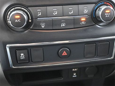 Used 2018 Nissan Titan SV image 9