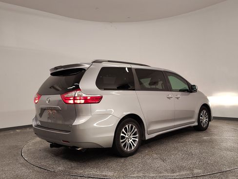 Used 2019 Toyota Sienna XLE image 9