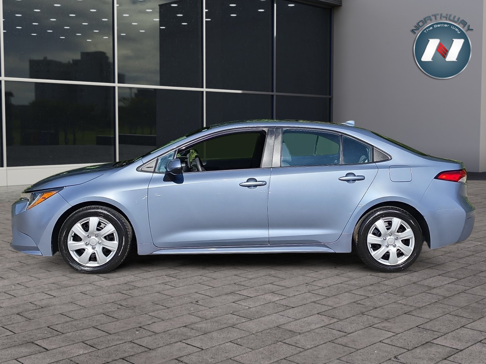 Used 2022 Toyota Corolla LE FWD image 2