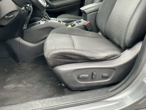 Used 2018 Nissan Rogue SV w/ Sun & Sound Touring Package AWD/4WD image 27