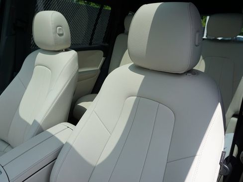 Used 2025 Mercedes-Benz GLB 250 image 42