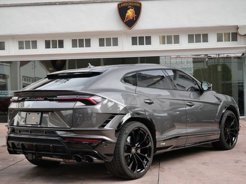 Used 2024 Lamborghini Urus S image 3