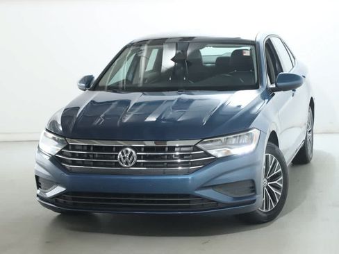 Used 2019 Volkswagen Jetta SE w/ Cold Weather Package FWD image 2