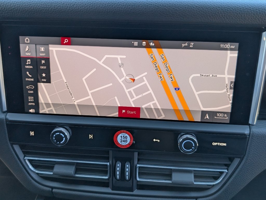 Certified 2025 Porsche Macan AWD/4WD image 14