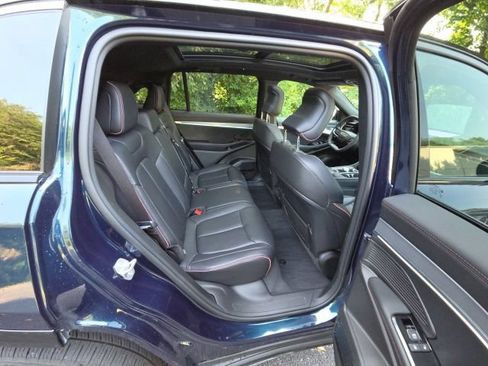 Used 2024 Jeep Wagoneer Launch Edition AWD/4WD image 29