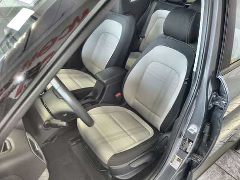 Used 2025 Hyundai Venue SEL image 11