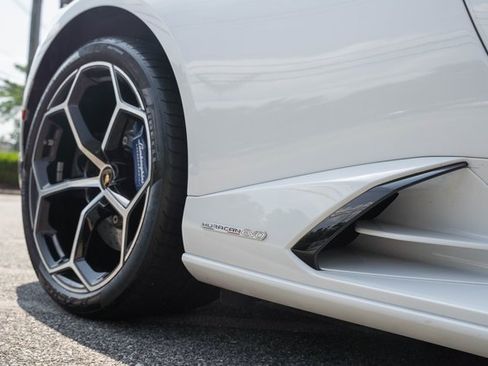 Used 2020 Lamborghini Huracan EVO image 25