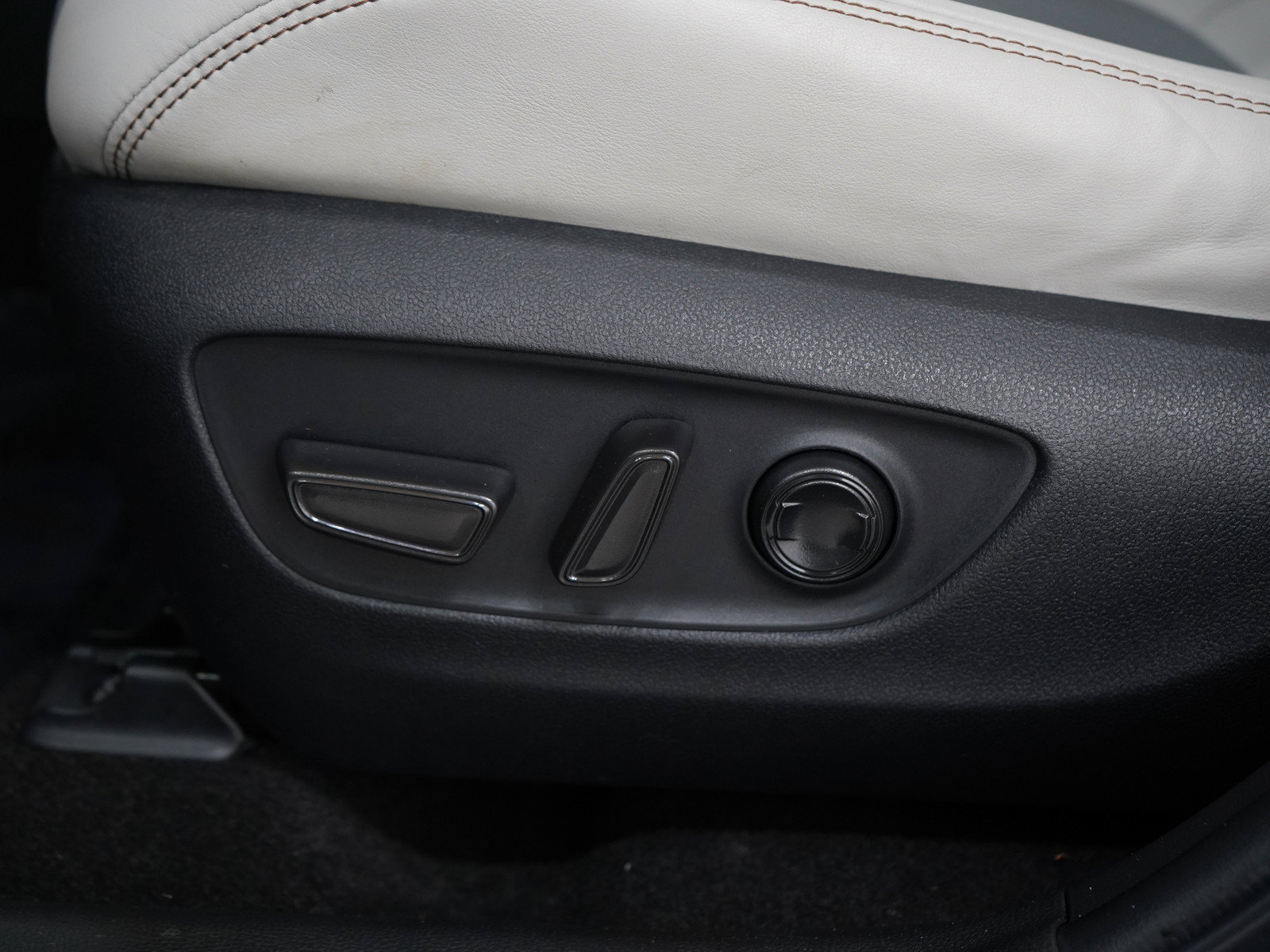 Used 2023 Toyota RAV4 XLE Premium AWD/4WD image 27