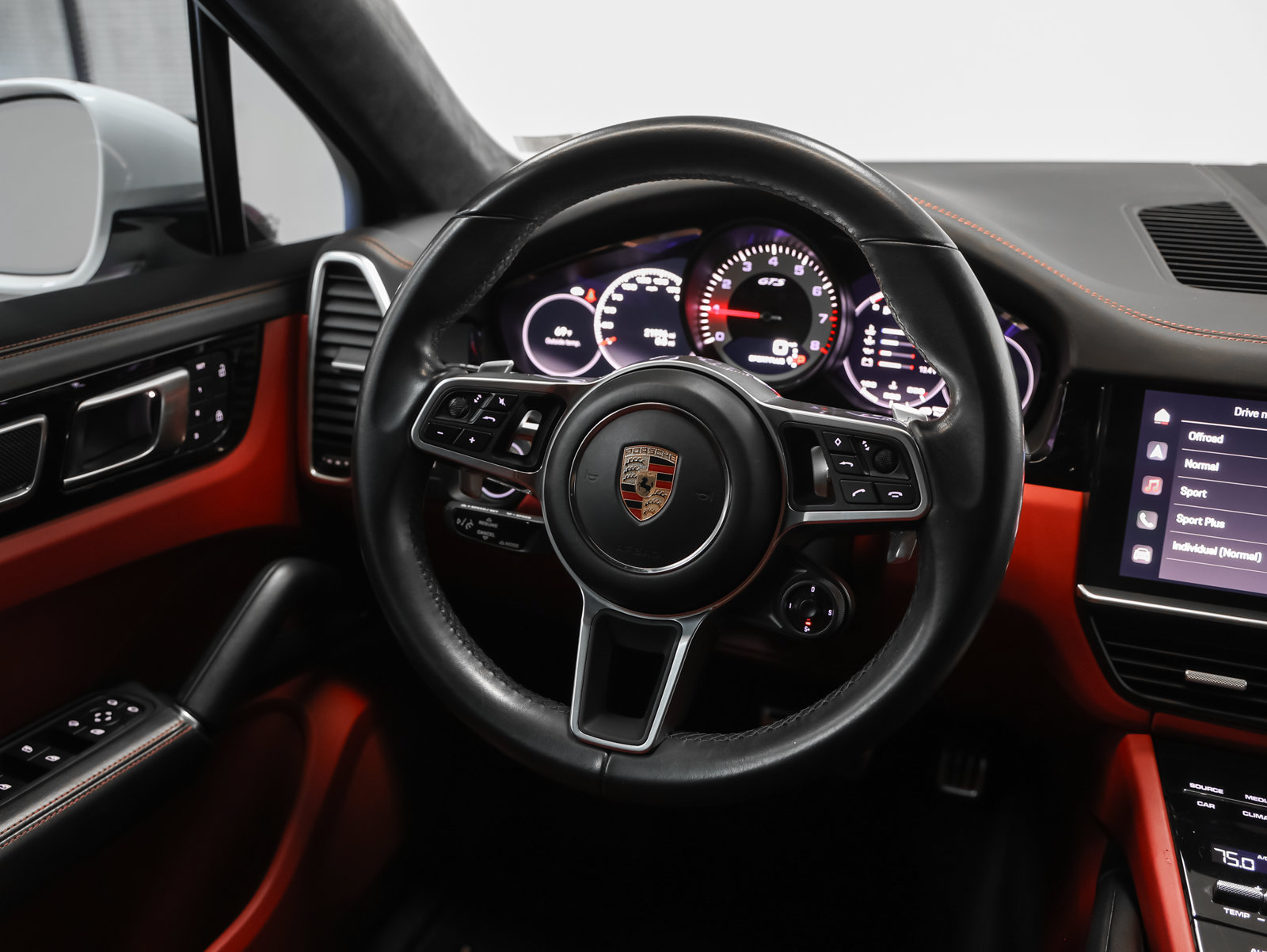 Certified 2022 Porsche Cayenne GTS w/ Premium Package Plus AWD/4WD image 32