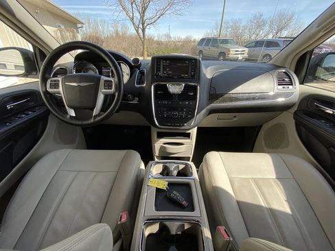 Used 2016 Chrysler Town & Country Touring w/ Driver Convenience Group FWD image 12